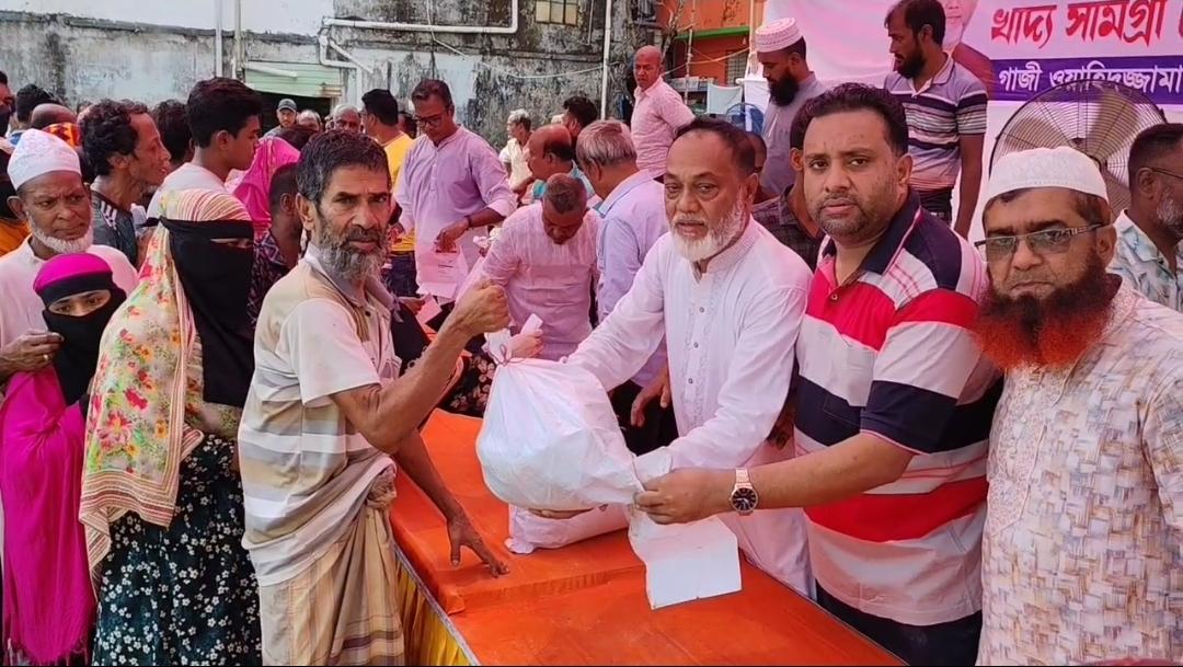 জিয়াউর রহমানের ৪৫তম শাহাদাতবার্ষিকী উপলক্ষে পিরোজপুরে অসহায়দের মাঝে খাদ্যসামগ্রী বিতরণ